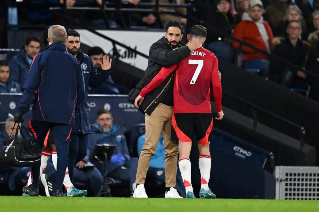 ruben amorim đưa mason mount đá hậu vệ